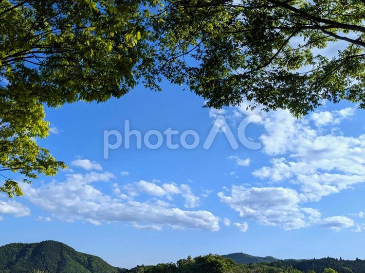 山と空と雲の背景素材 山,青空,白い雲の写真素材