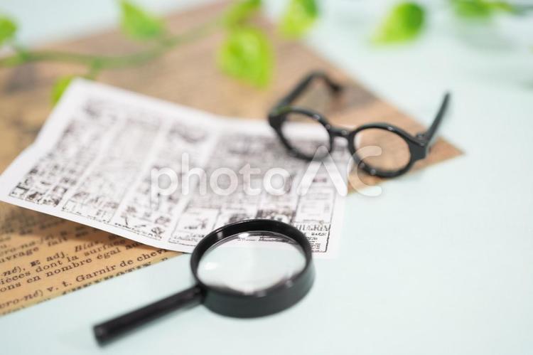 眼鏡と虫眼鏡 虫眼鏡,拡大鏡,ルーペの写真素材