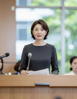 女性 揺れる言葉 動揺の会見場 女性 揺れる言葉 動揺の会見場の写真