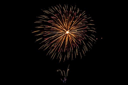 オレンジの煌めく打ち上げ花火 オレンジの煌めく打ち上げ花火の写真
