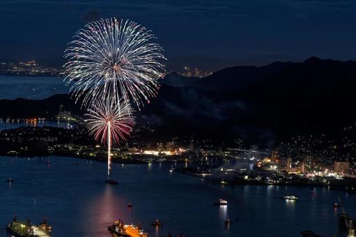 呉海上花火大会2025序盤3 呉海上花火大会2025序盤3 花火,花火大会,海上花火大会の写真素材