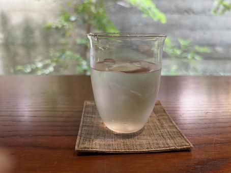 コップに露のついた冷たい水 コップに露のついた冷たい水 水,露,氷の写真素材