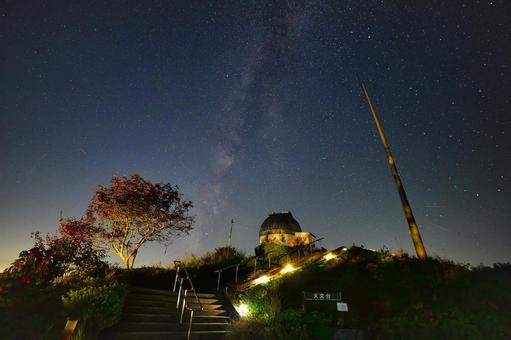 天文台と満天の星空 天文台と満天の星空 天文台,星空,天の川の写真素材