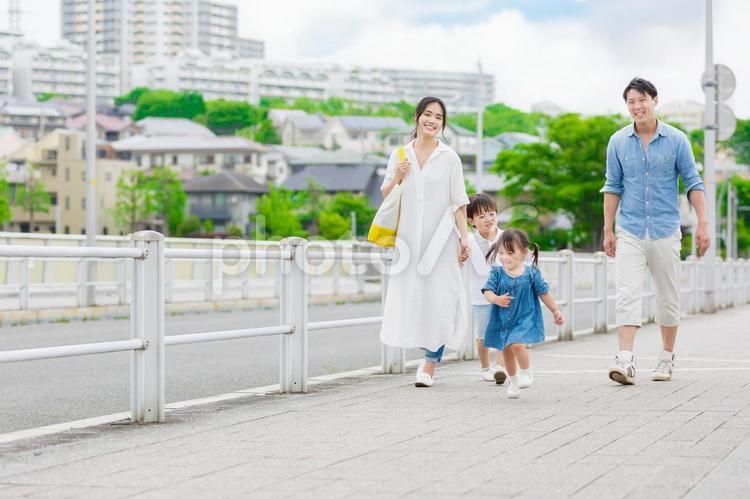 手を繋いで屋外を散歩する親子 人物,家族,女性の写真素材