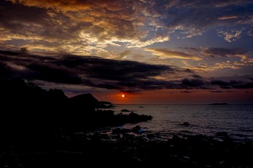 <素材>秋の暗い海へ沈む夕日 <素材>秋の暗い海へ沈む夕日 海,サンセット,夜明けの写真素材