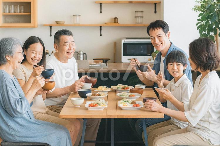ダイニングで食事をする家族・三世代家族 家族,食事,ご飯の写真素材