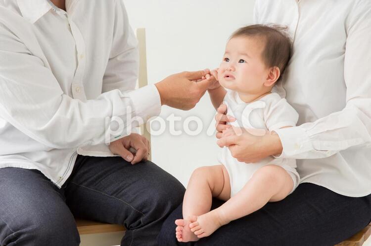 赤ちゃんをかわいがる男性 0歳,20代,ftd0015の写真素材