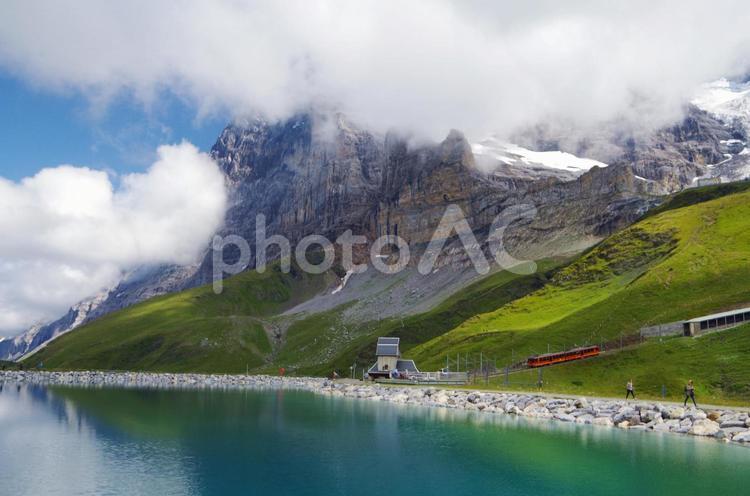 スイス　ファルボーデン湖とユングフラウ鉄道 スイス,アルプス,ファルボーデン湖の写真素材