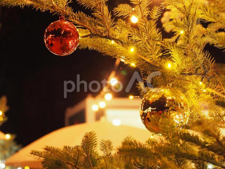 クリスマスの夜 クリスマス,オーナメントボール,クリスマスツリーの写真素材