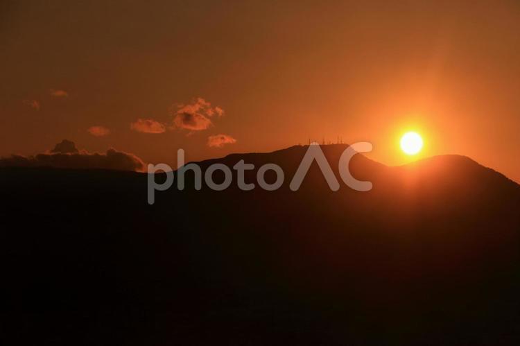 夕日と手稲山(JRタワーから) オレンジ色,サンセット,シルエットの写真素材