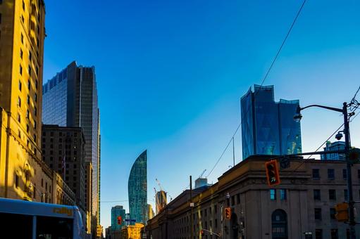 トロント交差点と空 交差点,ビル群,高層ビルの写真素材