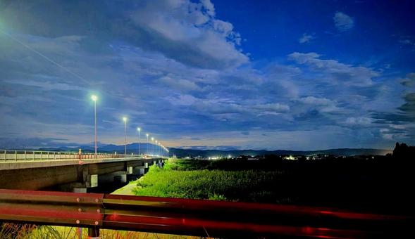 夜空に続く橋:光が織りなす夜景 夜空に続く橋:光が織りなす夜景 橋,夜景,夜の写真素材