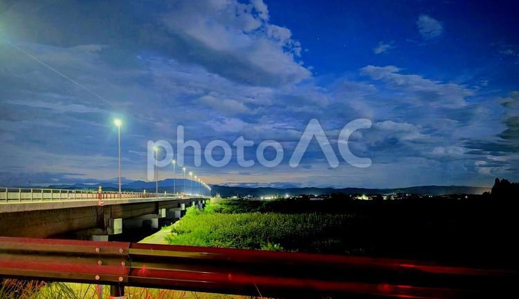 夜空に続く橋：光が織りなす夜景 橋,夜景,夜の写真素材
