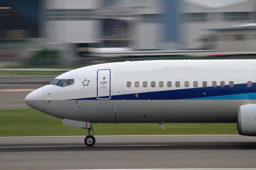 離陸する飛行機、兵庫県伊丹市 飛行機,フライト,離陸の写真素材