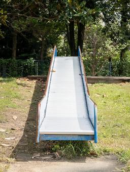 緑豊かな公園の滑り台 公園,滑り台,遊具の写真素材