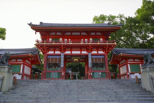 京都・八坂神社の朱色の楼門 神社,八坂神社,京都の写真素材
