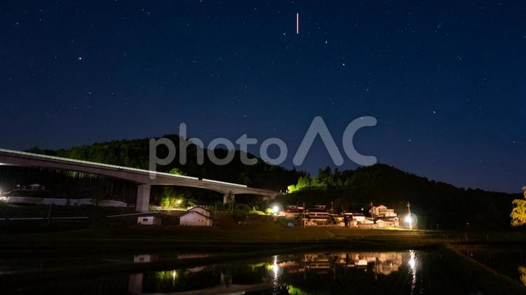 田舎の夜空に星々と共に 田舎,iss,星空の写真素材