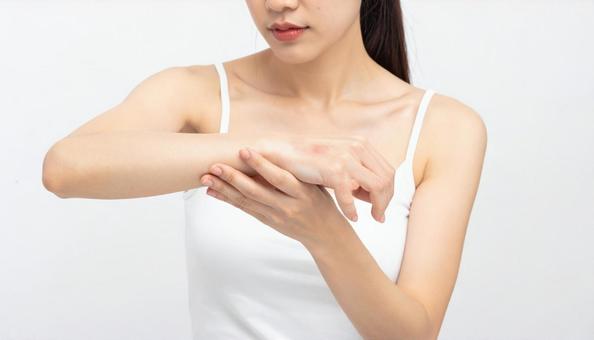 若い女性の手荒れイメージ 若い女性の手荒れイメージの写真