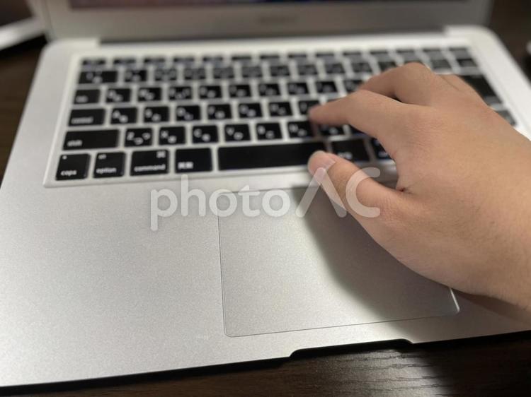 パソコンに片手で文字を打っている時 パソコン,キーボード,仕事の写真素材