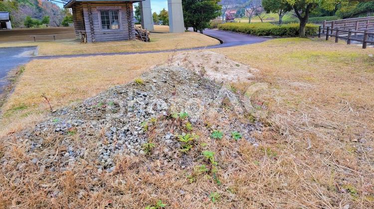 芝生の上の砂利の山 芝生,砂利,建物の写真素材