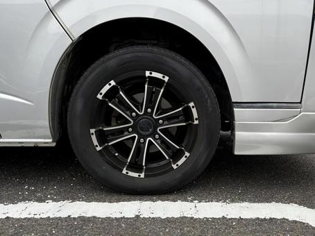 ワゴン車のタイヤ ワゴン車のタイヤの写真