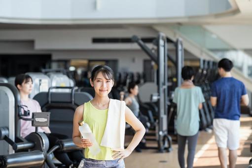 ジムでトレーニングする若い女性 ジム,フィットネス,トレーニングの写真素材