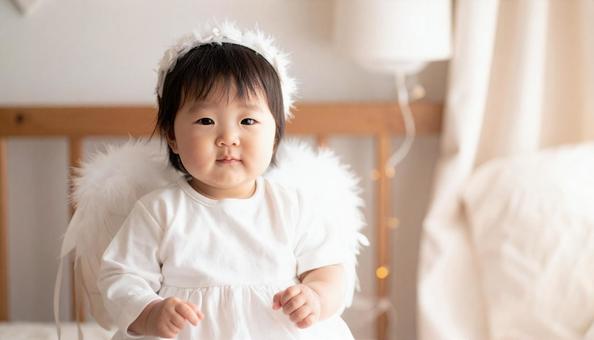 天使の恰好で記念撮影する日本人の赤ちゃん 天使の恰好で記念撮影する日本人の赤ちゃんの写真