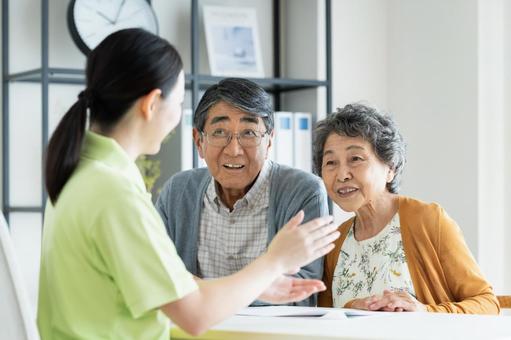 介護の相談をするシニアの夫婦 介護の相談をするシニアの夫婦 介護,相談,カウンセリングの写真素材