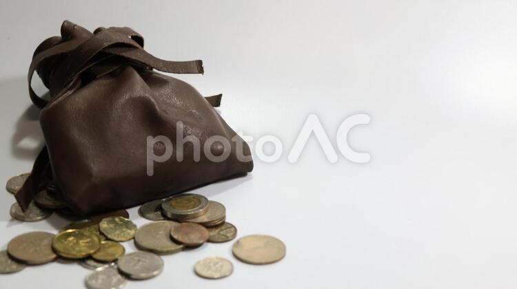 皮袋とアジアの硬貨いろいろ お金,コイン,貨幣の写真素材