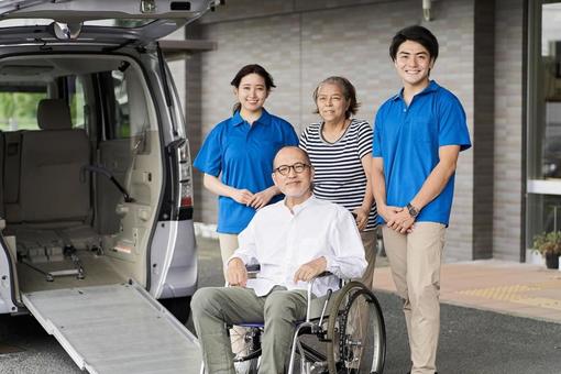 Wheelchair-riding elderly and caregivers, senior citizens, nurses, wheelchair, JPG