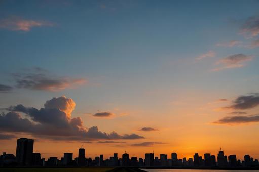 都市ビル群の上に広がる夕空 都市ビル群の上に広がる夕空の写真