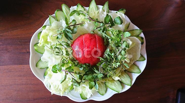 トマトサラダ 赤,王冠,立体的サラダの盛り付けの写真素材