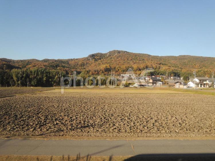 車窓から　稲刈り後　紅葉 稲刈り後,田んぼ,秋の写真素材