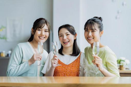乾杯する若い女性 乾杯する若い女性 乾杯,シャンパン,女子会の写真素材