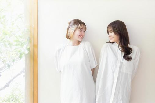 見つめ合う女性 見つめ合う女性 女性,ポートレート,2人の写真素材