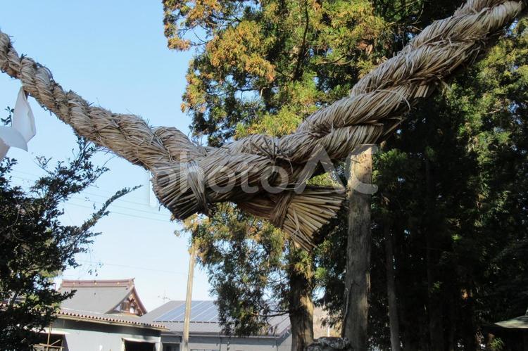 郊外にある神社の鳥居からぶら下がるしめ縄 しめ縄,神社,お社の写真素材