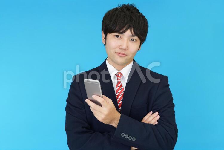 スマートフォンを持つビジネスマン 男性,ビジネスマン,男の写真素材
