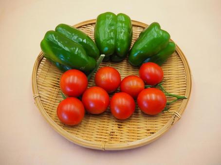 ピーマンとミニトマト・食材 ピーマン,ミニトマト,食材の写真素材