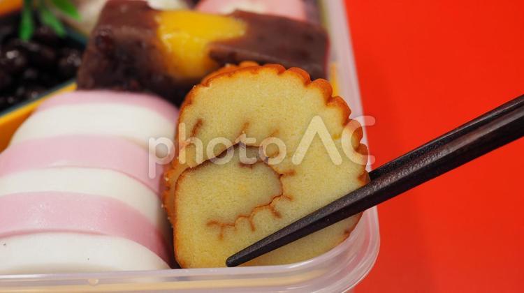 おせち料理・伊達巻き（食べるシーン） おせち料理,正月料理,新年の写真素材