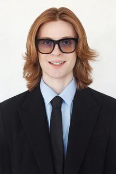 正面向きで笑うサングラスの長髪男性 男性,外国人,ビジネスの写真素材