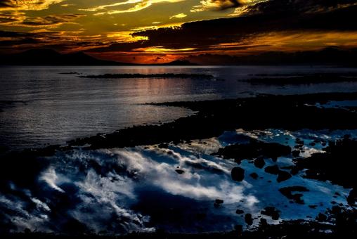 <Goto scenery> Reflection of the ocean at dawn, JPG