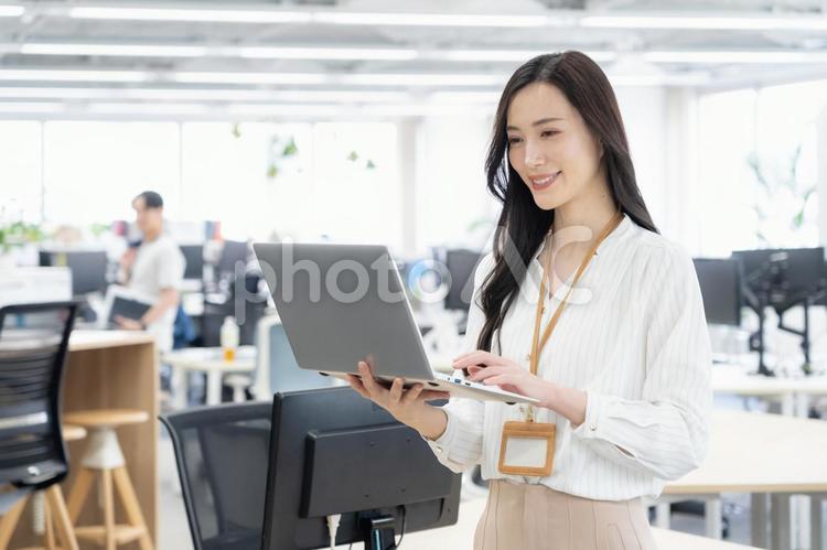 オフィスカジュアルの若い女性エンジニア ビジネス,オフィス,エンジニアの写真素材