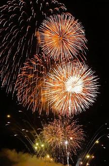 8月中旬のさぬき高松まつり花火大会の風景 8月中旬のさぬき高松まつり花火大会の風景 花火,花火大会,夜空の写真素材