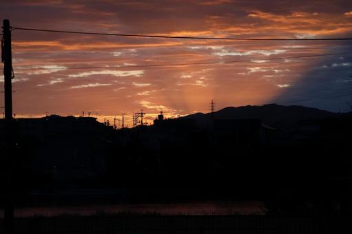 シルエットの川と山と町と茜色の夕空 シルエット,川,山の写真素材
