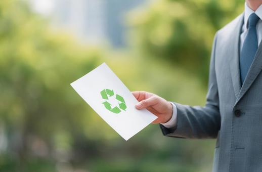 未来のために：リサイクルを推進する手の写真