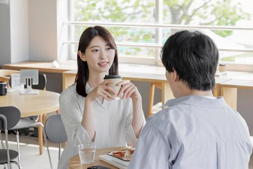カフェでデートをするカップル デート,カフェ,カップルの写真素材