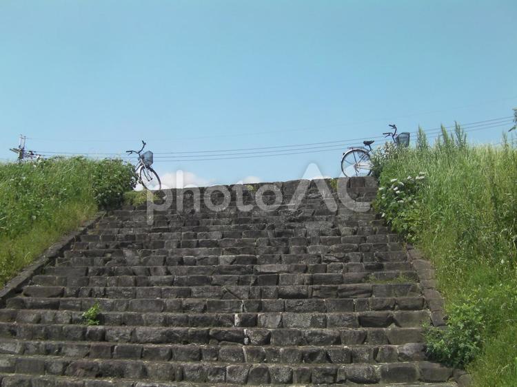 河川敷のママチャリ 河川敷,自転車,サイクリングの写真素材