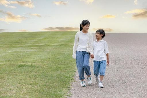 夕焼けの道を歩く子ども 夕焼け,夕暮れ,子どもの写真素材