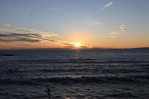 伊豆大島から見た夕刻の海 伊豆大島,大島,伊豆七島の写真素材