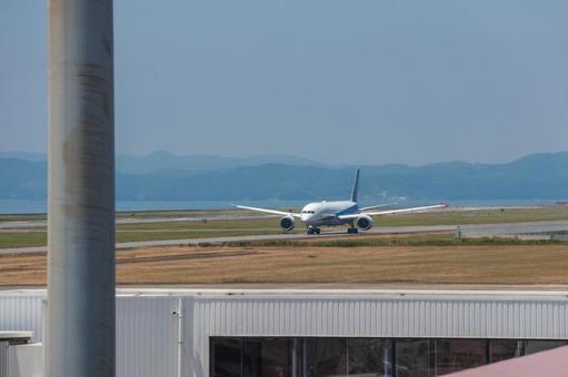 夏の正午を包む長崎空港の風景 夏の正午を包む長崎空港の風景の写真